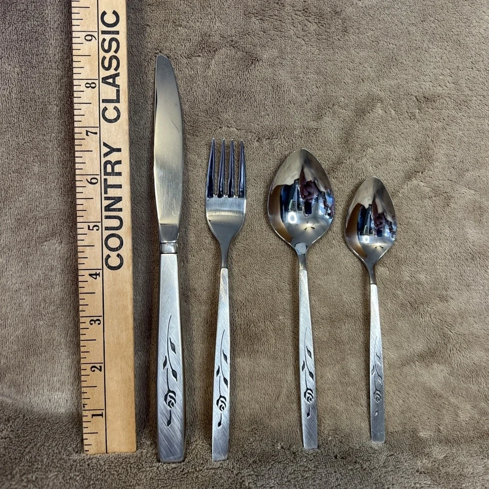 Vintage Flatware Oneidacraft Deluxe Stainless Capistrano Roses 4 Pieces‎